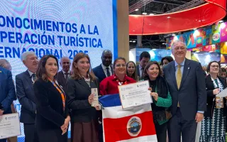 Personas con la bandera de Costa Rica