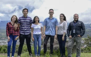 Los estudiantes Anllel Raquel Zúñiga Coto, Fabrizzio Medaglia Mata, María Paula Gómez Murillo, Mauricio Fuentes Castillo y Mariana Rojas Ramírez participarán en "The Concrete Convention and Exposition, Fall 2018" organizada por el American Concrete Institute (ACI), en Las Vegas. En la fotografía les acompaña el profesor Rommel Cuevas Kauffmann. Foto de Steven Moya Barrientos /OCM .