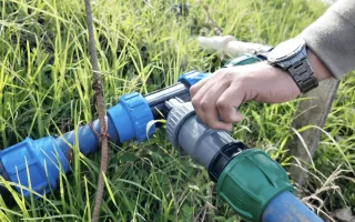 Persona realizando el montaje de un sistema de riego