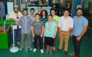 Estudiantes de Ingeniería en Mantenimiento Inudustrial  participantes en el  proyecto e.Wave,  al fondo Jorge Obando; en la fila del centro, Ivan Segura, Anthony Fuentes, Carlos Coto, Andrés Rodriguez, Luis Chevez y Victor Vargas y al frente, Luis Rojas, Fernando Álvarez y Melany Carvajal.