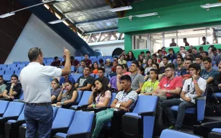 Estudiantes en el recibimiento San Carlos