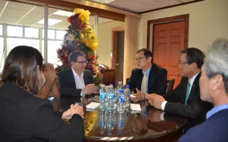 Parte de la delegación koreana en su conversación con el rector del TEC