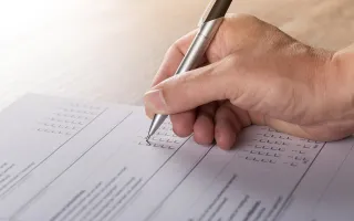 Mano resolviendo examen
