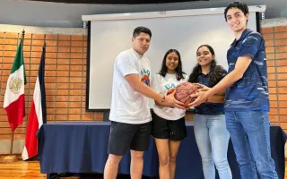 Fotografía de estudiantes sosteniendo un balón