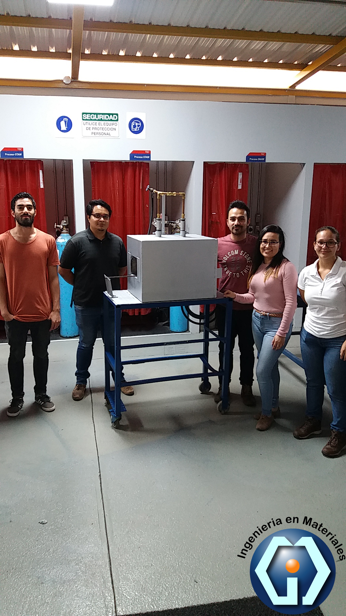 Luis Felipe Cordero Chaves, David Granja Duarte, Shénuk Redondo Rodríguez, Angie Retana Matamoros y Adriana Romero Sanchez estudiantes del curso Fotografía de referencia