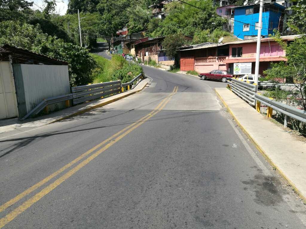 calle con un puente 