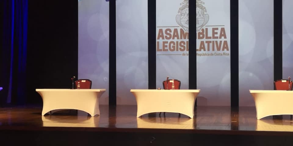Mesas donde sesionan los diputados de la Asamblea Legislativa.