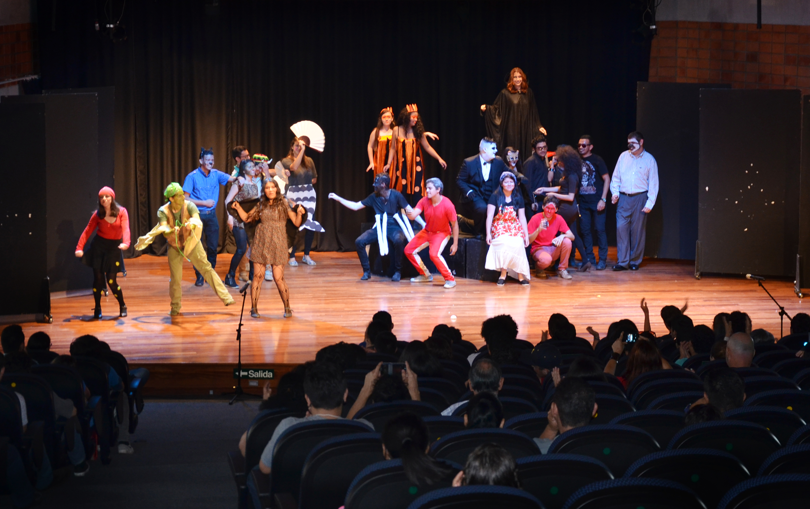 Grupo artístico en el escenario