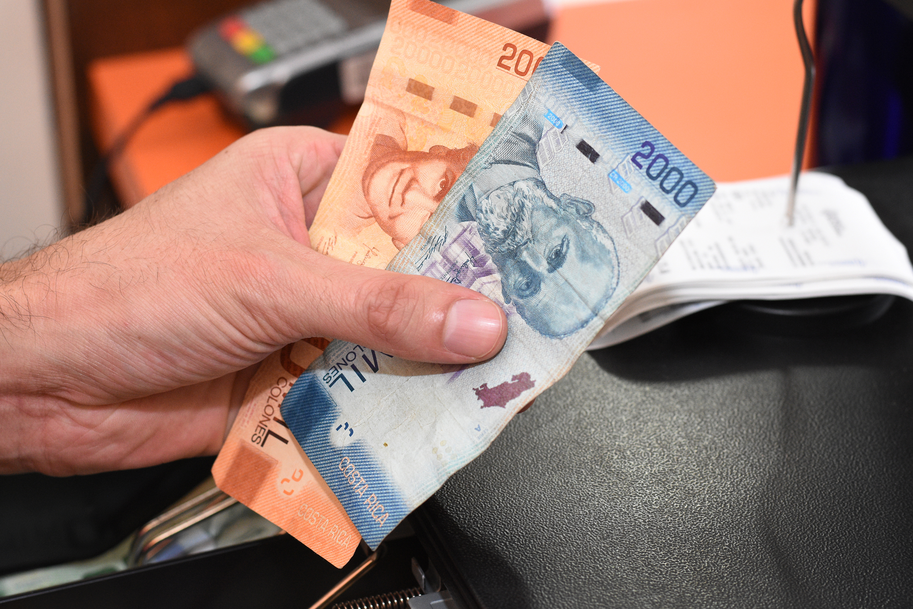 Mano sosteniendo dinero Mano sosteniendo dinero