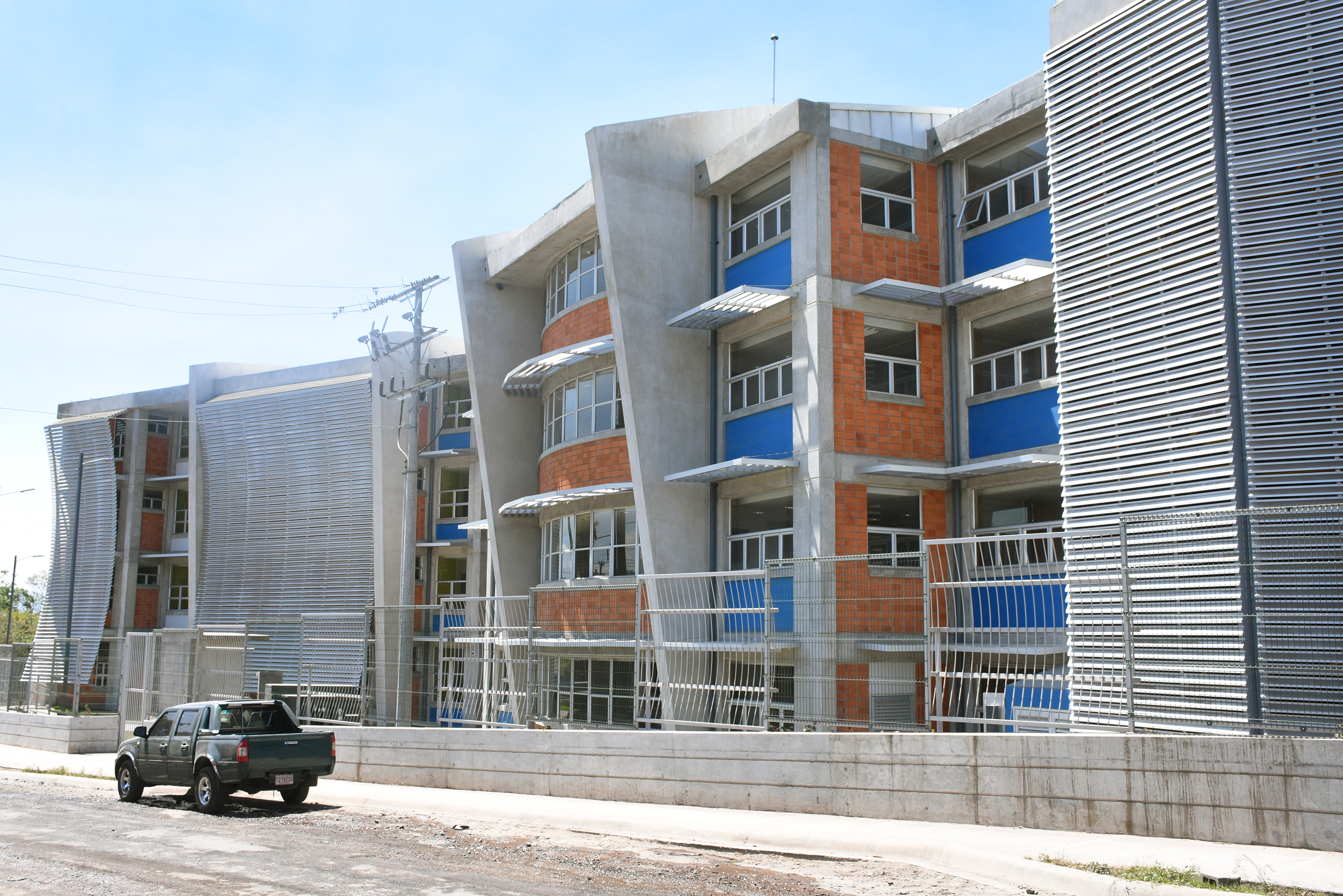 imagen externa del edificio de Residencias Estudiantiles del TEC en Cartago