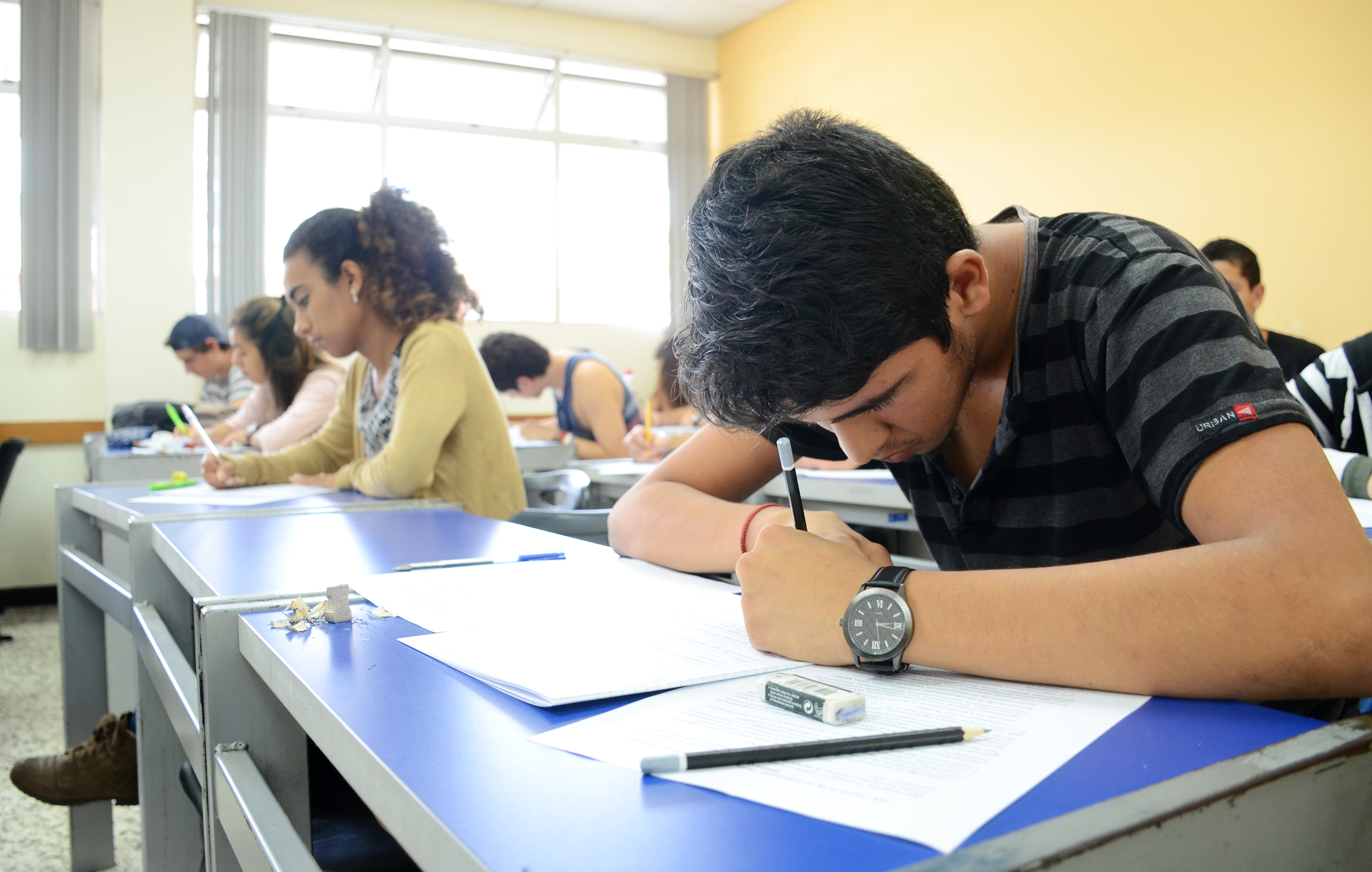 Estudiantes en un examen