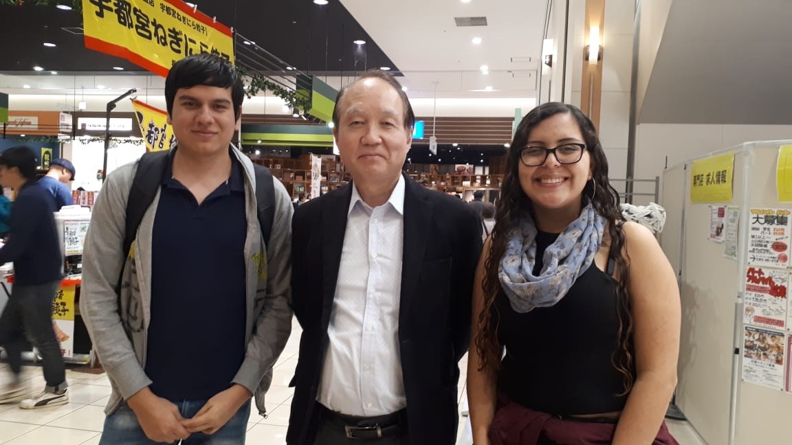Los estudiantes Jeremy Barrantes (izquierda) y Jacqueline Hidalgo (derecha), realizaron la pasantía en la Universidad de Kyushu bajo la supervisión del Prof. Zenji Horita (centro) Los estudiantes Jeremy Barrantes (izquierda) y Jacqueline Hidalgo (derecha), realizaron la pasantía en la Universidad de Kyushu bajo la supervisión del Prof. Zenji Horita (centro)