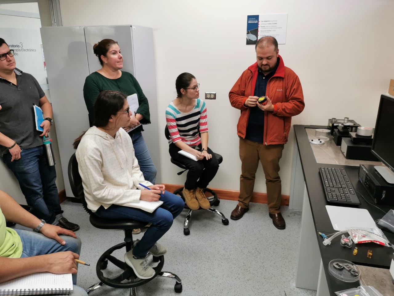 Prof. Jorge Cubero impartiendo uno de los laboratorios del curso Técnicas de Caracterización de Materiales de Dispositivos Médicos Prof. Jorge Cubero impartiendo uno de los laboratorios del curso Técnicas de Caracterización de Materiales de Dispositivos Médicos