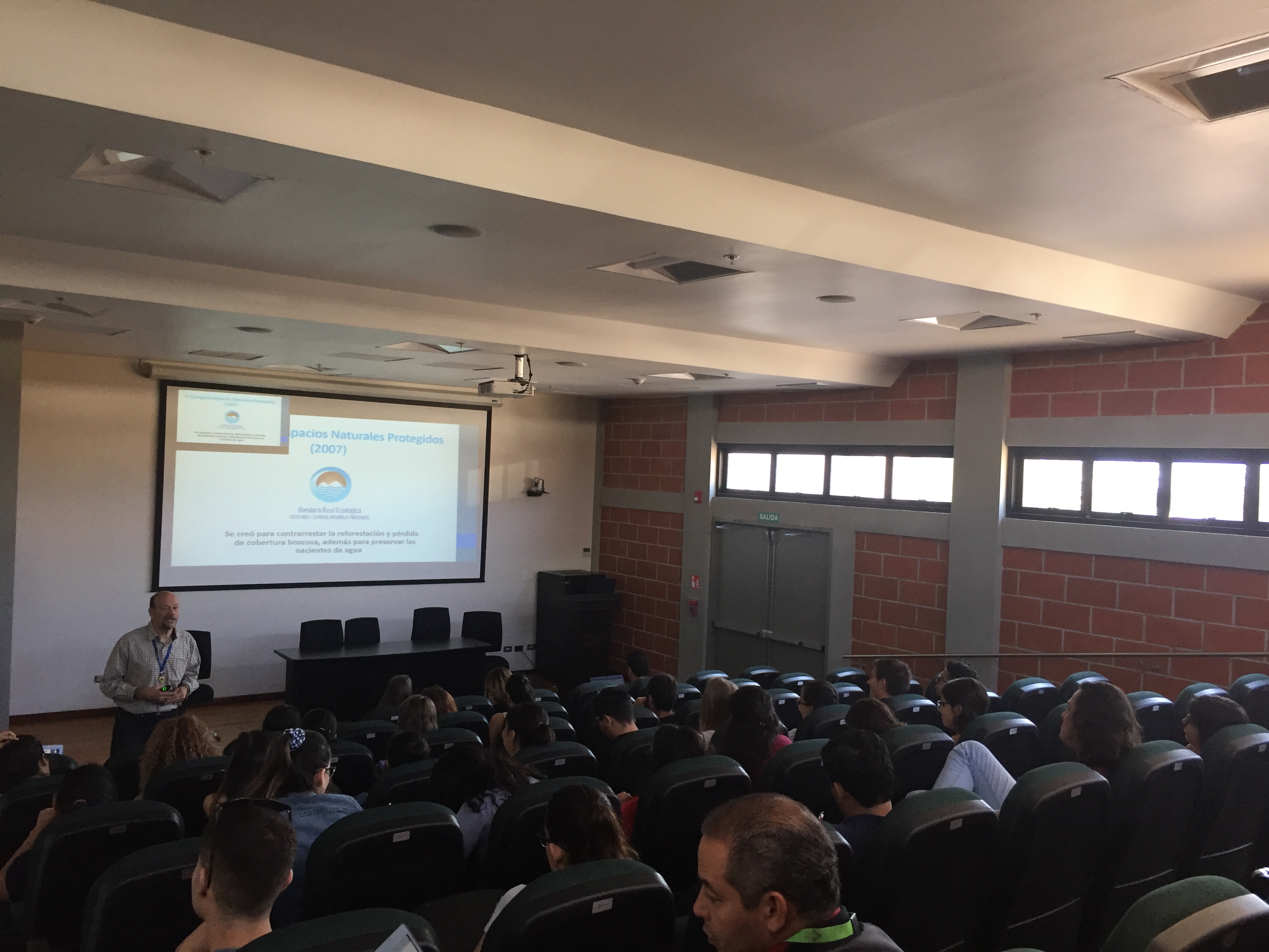 Ing. Carlos Fallas durante su participación en la Inducción a voluntarios