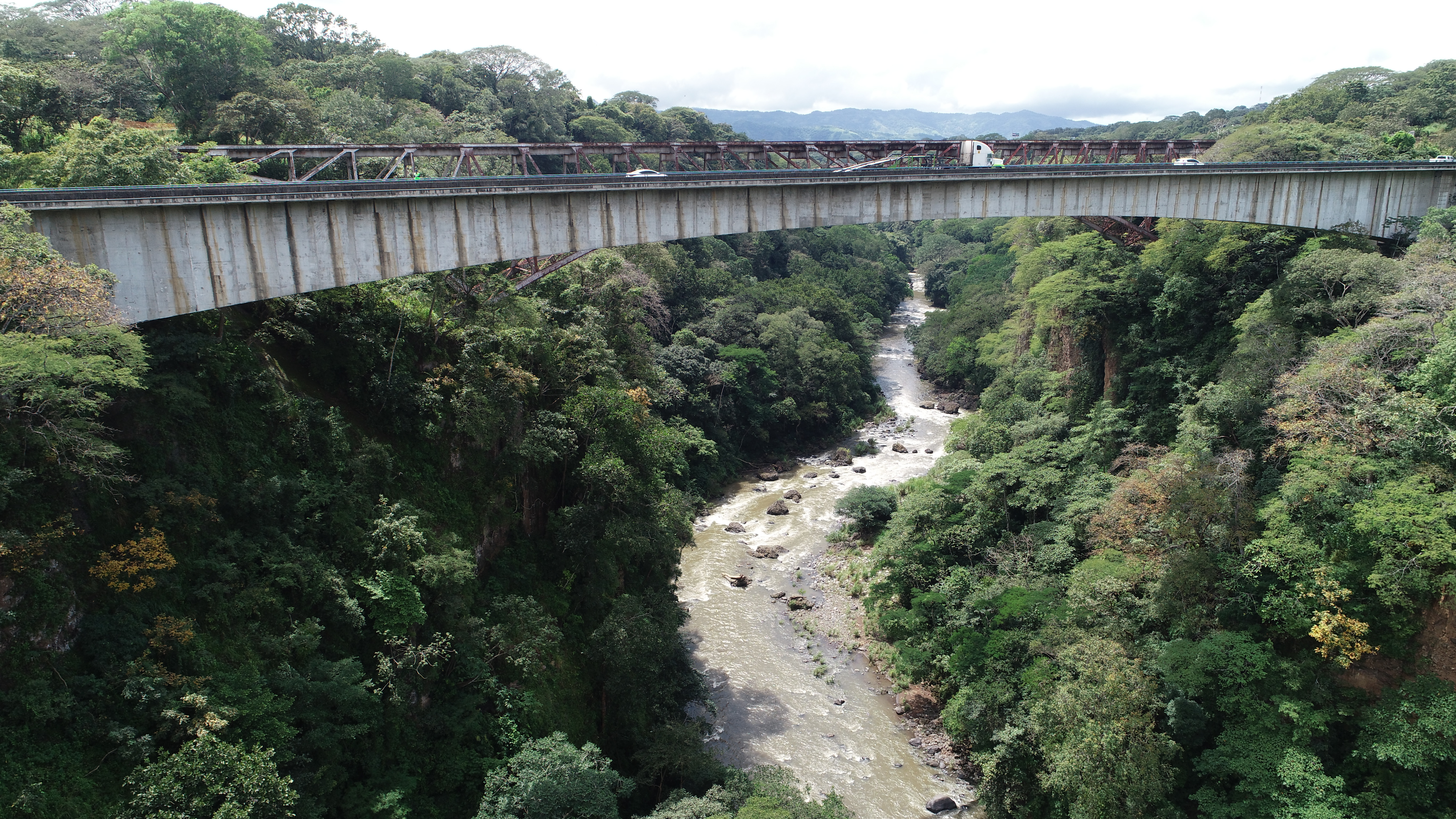 puente con paisaje de río y montañas