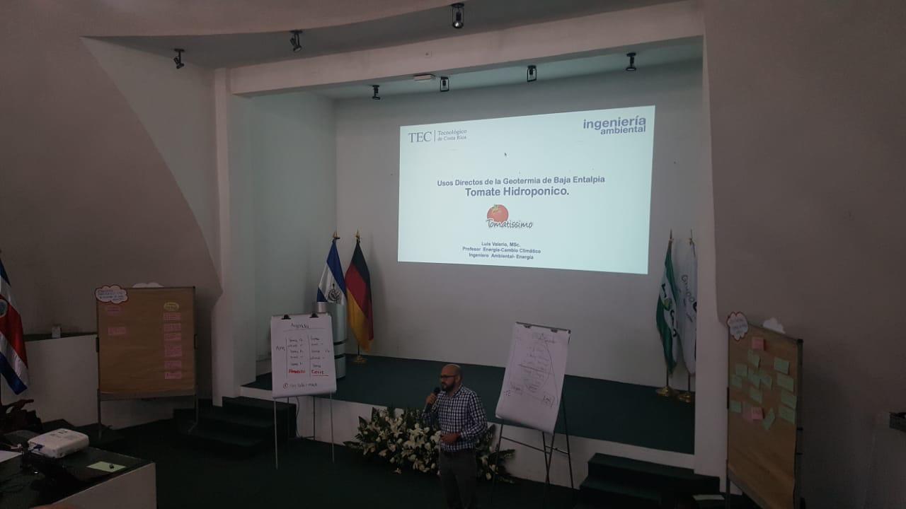 Ing. Luis Valerio durante la presentación de su ponenecia