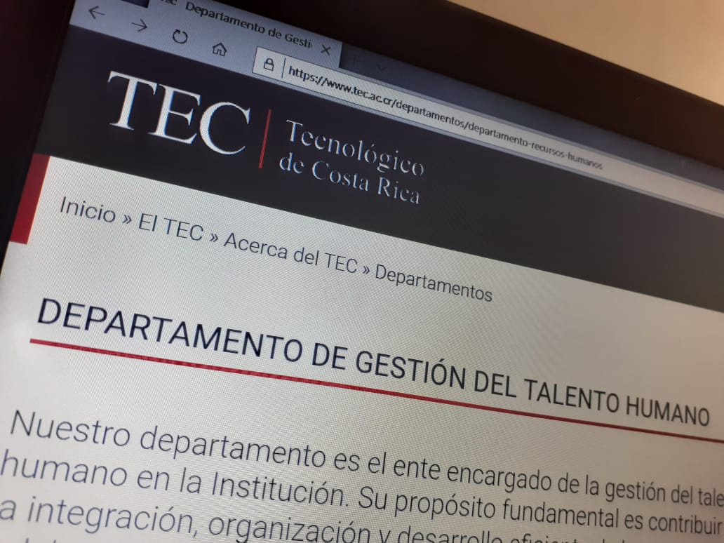 Pantalla de computadora con página web del Departamento de Gestión del Talento Humano.