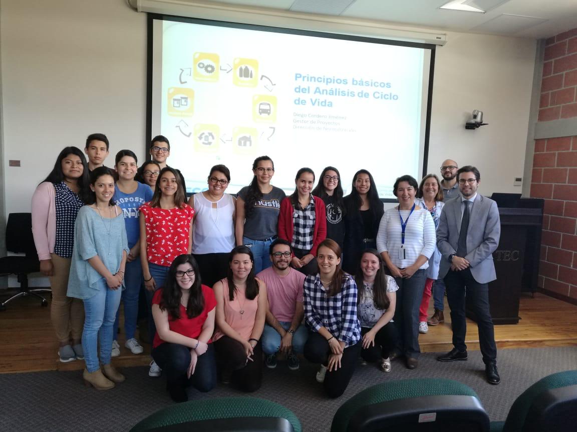 Participantes en charla sobre Análisis de Ciclo de Vida