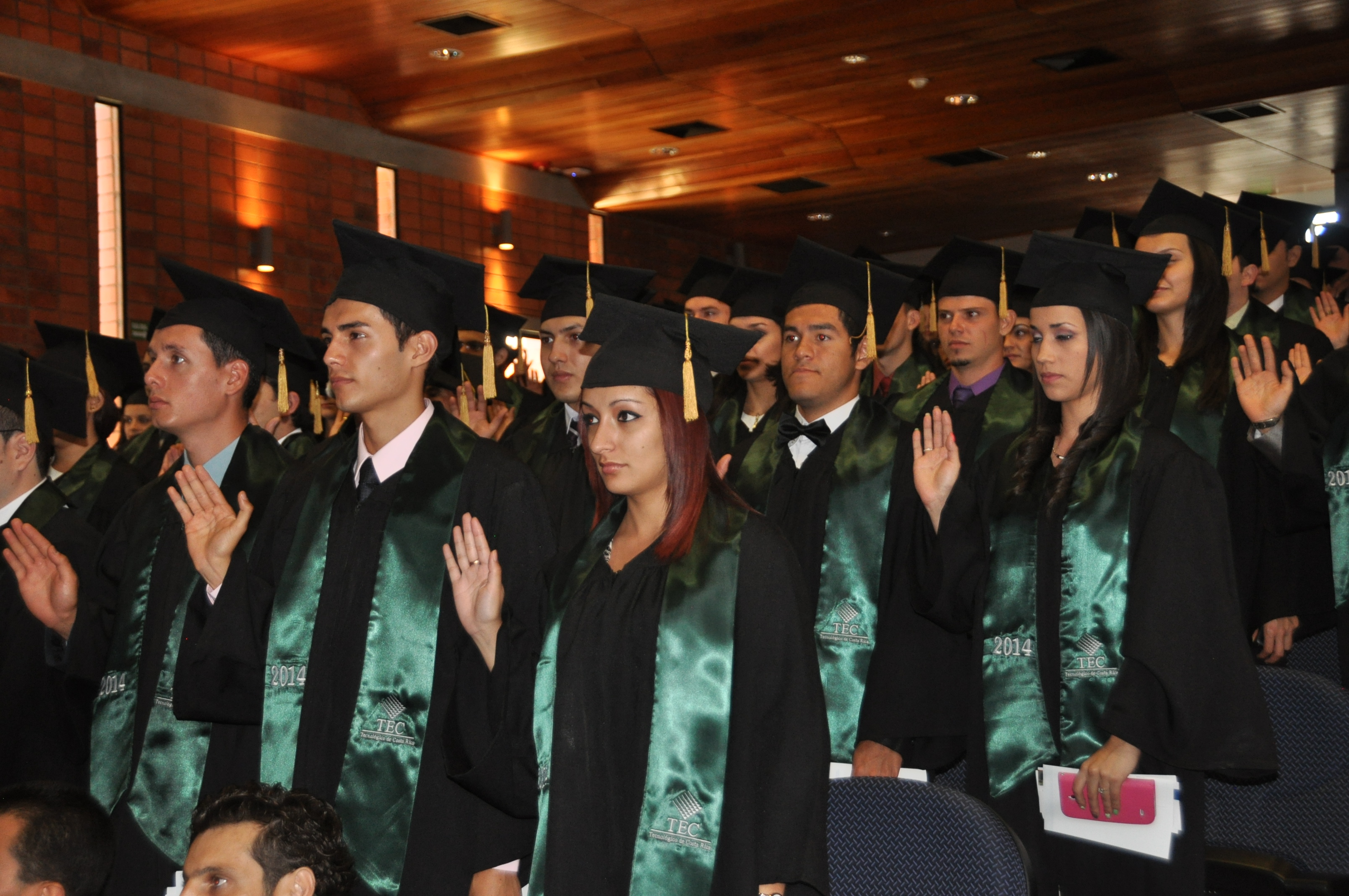 Estudiantes levantando la mano en juramentación.