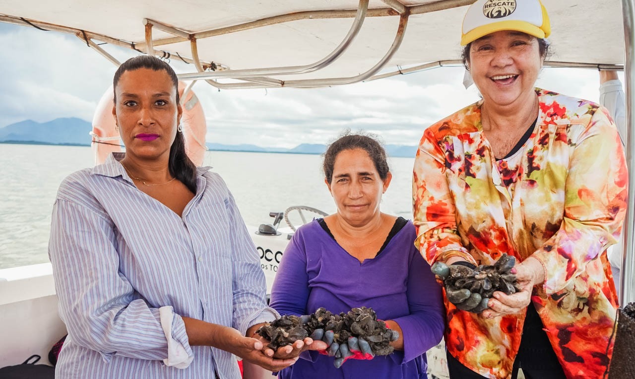 mujeres sostiendos ostras