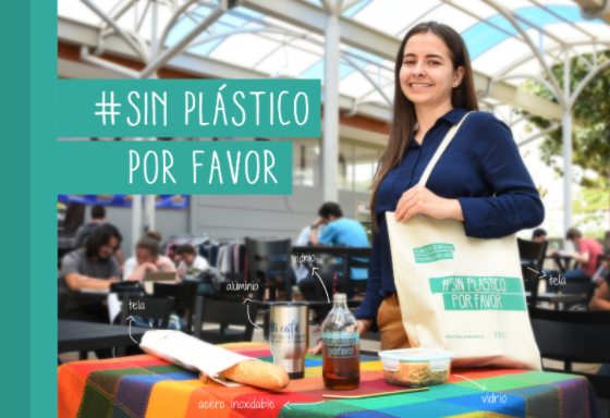 Mujer con una bolsa de tela y elementos que sustituyen el plástico de un solo uso