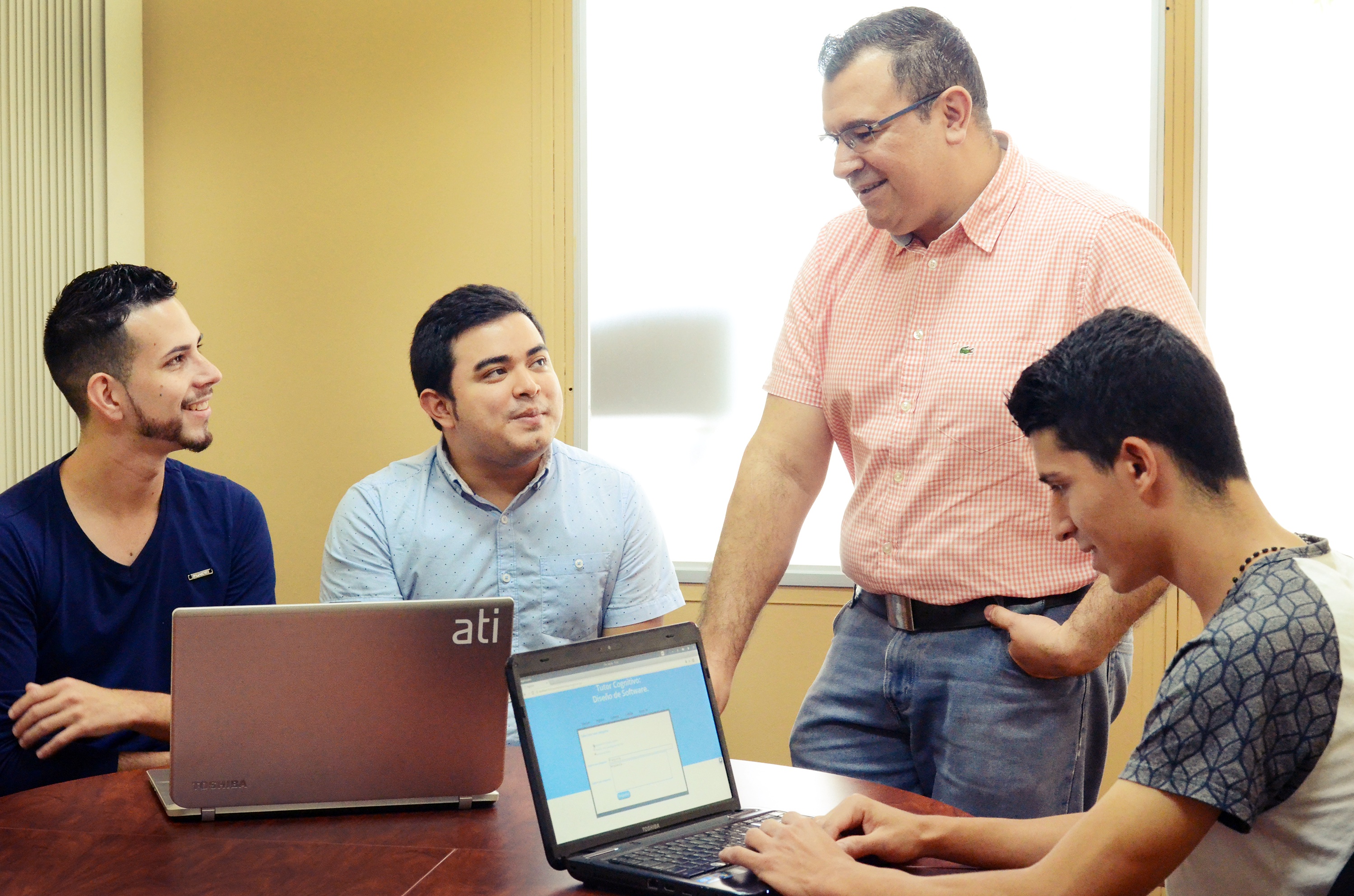Profesor impartiendo lecciones.