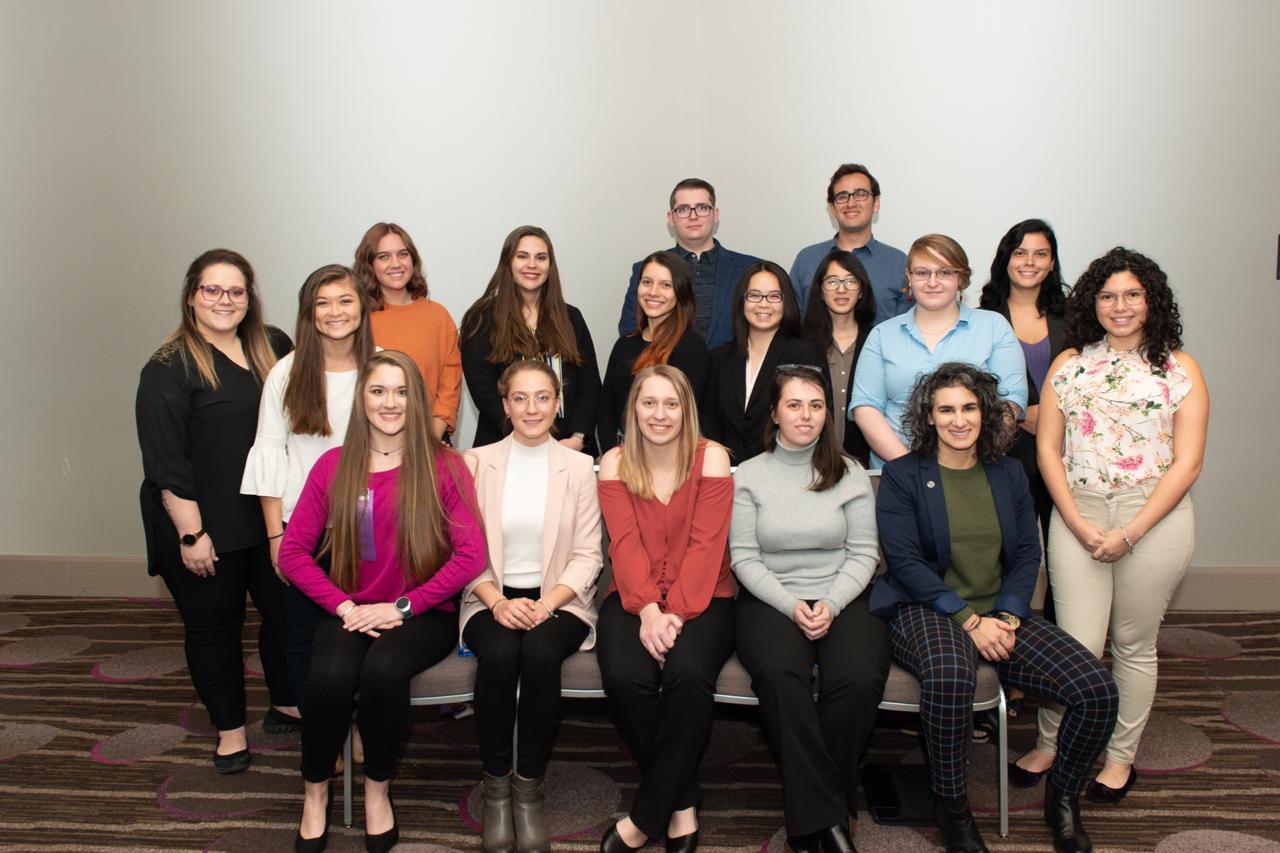 Grupo de participanetes beneficiados por los ACS junto a la coordinadora del evento. Fotografía de referencia