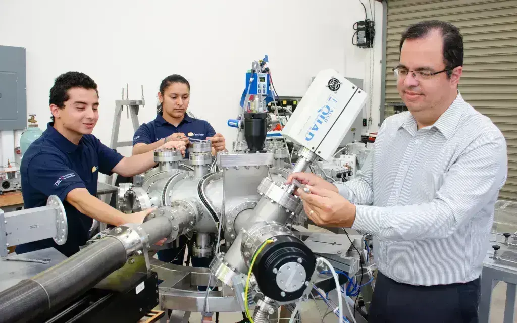 iván vargas en compañia de estudiantes en laboratorio