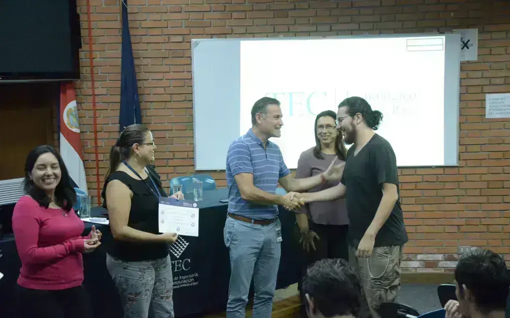 personas recibiendo título programa 360