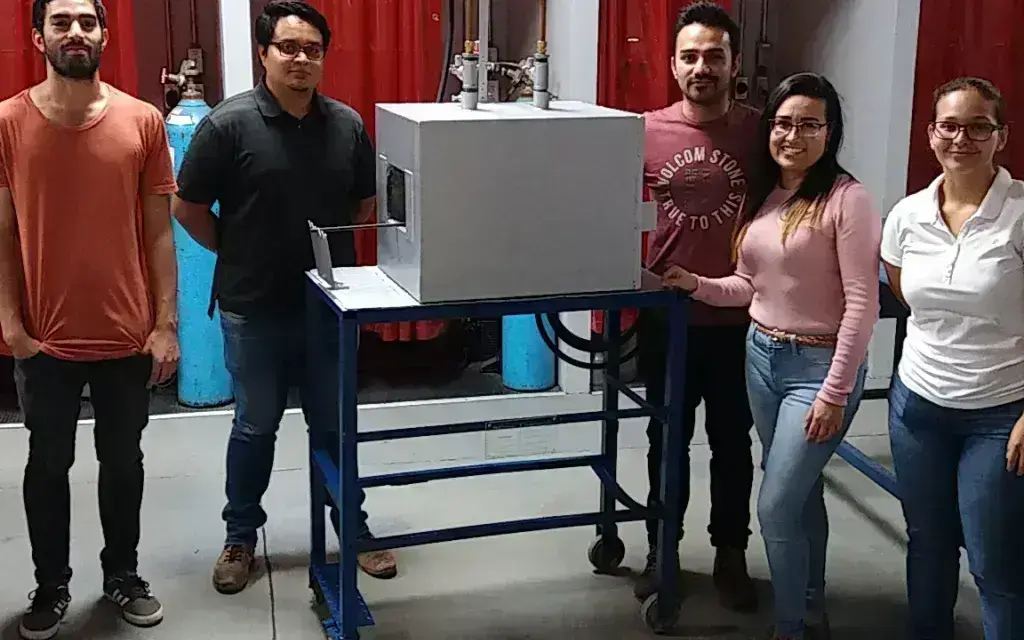 Luis Felipe Cordero Chaves, David Granja Duarte, Shénuk Redondo Rodríguez, Angie Retana Matamoros y Adriana Romero Sanchez estudiantes del curso Fotografía de referencia