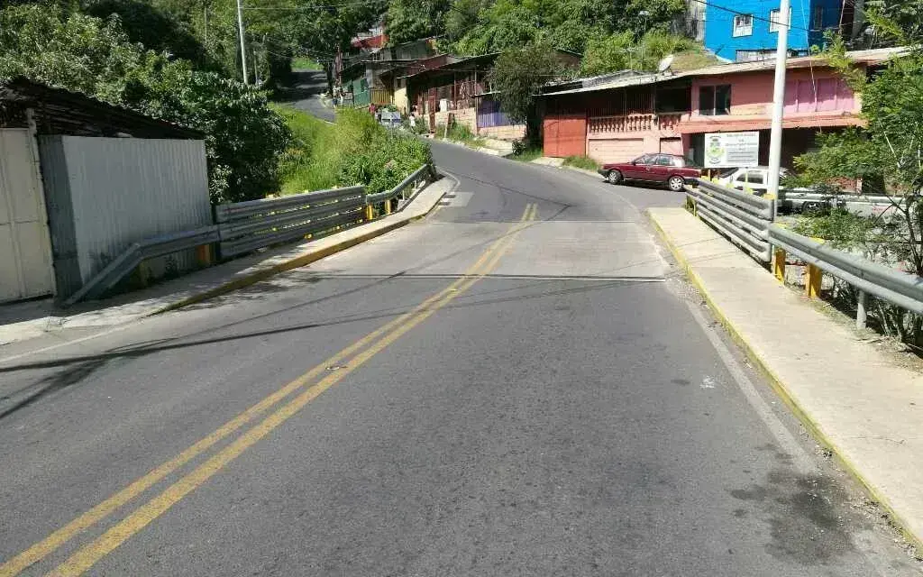 calle con un puente