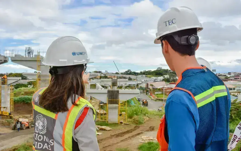 Personas ingenieras viendo un viaducto en construcción