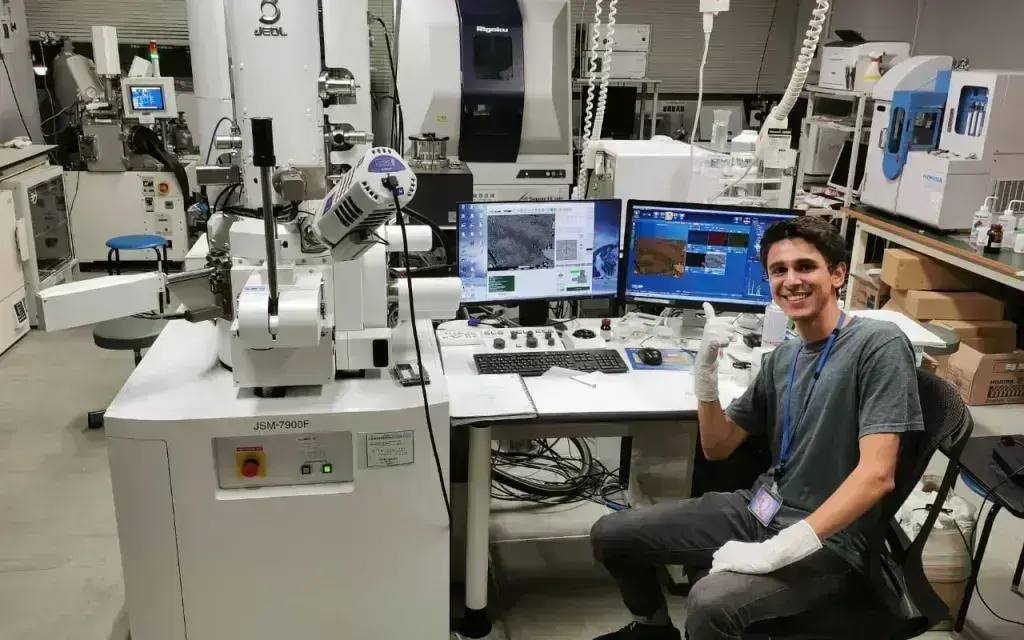 El B.Sc. Campos Quirós durante su visita al International Institute for Carbon-Neutral Energy Research (I2CNER), en la Universidad de Kyushu, Japón. El B.Sc. Campos Quirós durante su visita al International Institute for Carbon-Neutral Energy Research (I2CNER), en la Universidad de Kyushu, Japón.