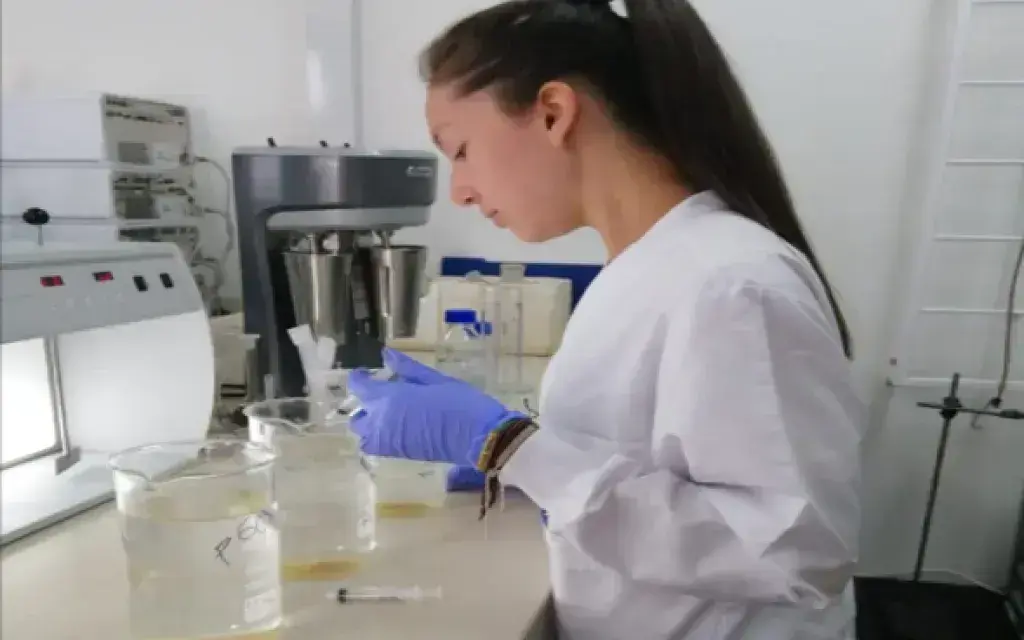 Deilyn Ureña fue galardonada con la beca CeNAT-Conare 2020 por su propuesta sobre utilizar la bozorola del café en el tratamiento de agua de consumo, específicamente en filtros.