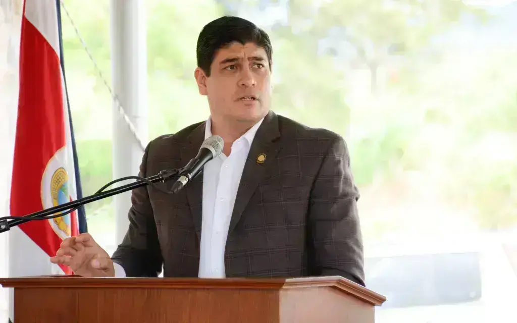 presidente de costa rica hablando en un podio