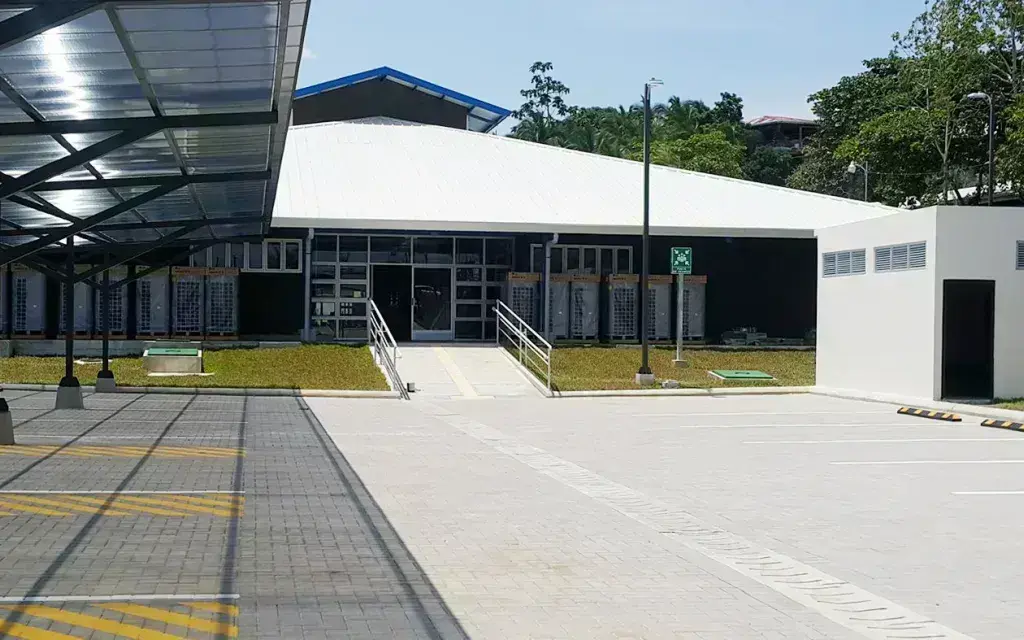 entrada-principal-centro-academico-limon-tec- Entrada principal del Centro Académico de Limón.
