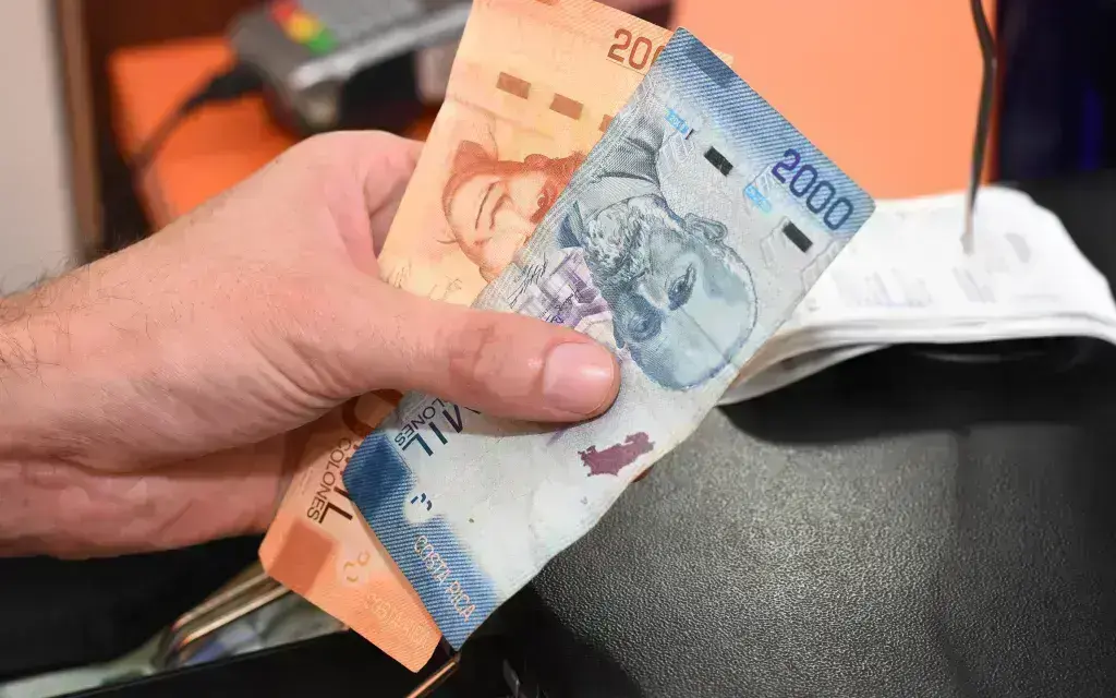 Mano sosteniendo dinero Mano sosteniendo dinero