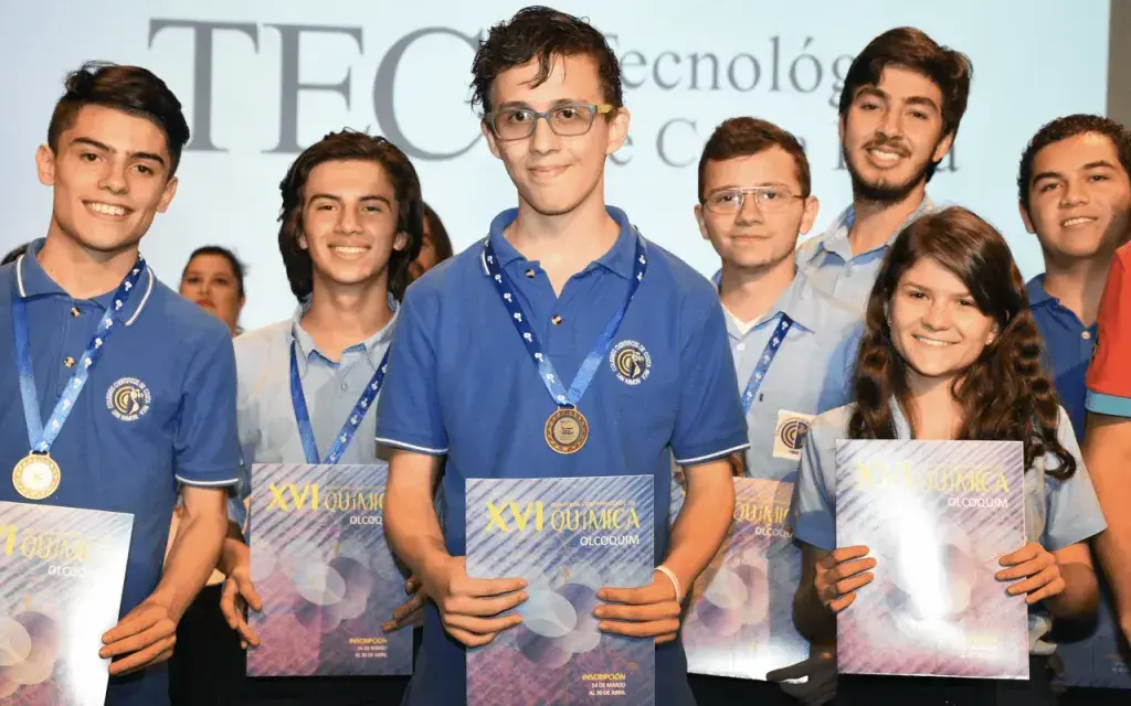 Estudiantes de colegio mostrando un libro.