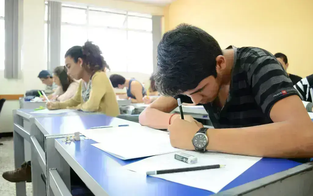 Estudiantes en un examen