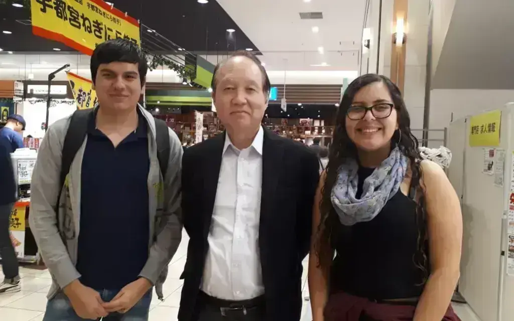 Los estudiantes Jeremy Barrantes (izquierda) y Jacqueline Hidalgo (derecha), realizaron la pasantía en la Universidad de Kyushu bajo la supervisión del Prof. Zenji Horita (centro) Los estudiantes Jeremy Barrantes (izquierda) y Jacqueline Hidalgo (derecha), realizaron la pasantía en la Universidad de Kyushu bajo la supervisión del Prof. Zenji Horita (centro)