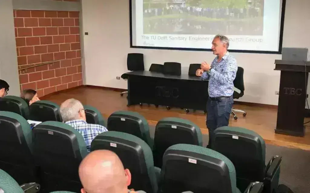 Experto de la Universidad TU DELFT de Holanda brindó charlas sobre la organización de la investigación y fuentes de financiamiento de en la TUDELFT y sobre biofiltración para el tratamiento de agua