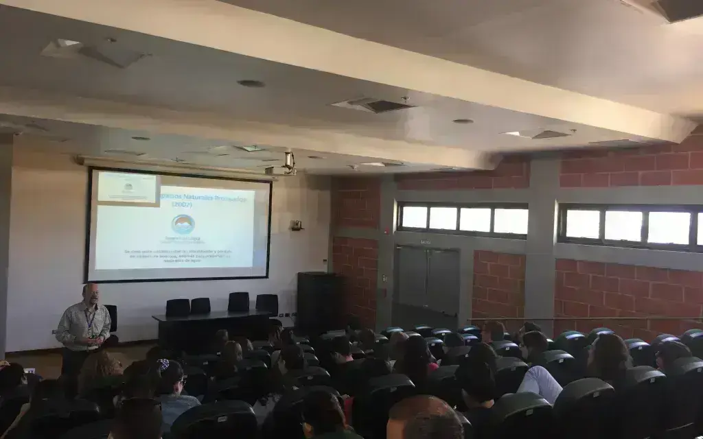 Ing. Carlos Fallas durante su participación en la Inducción a voluntarios