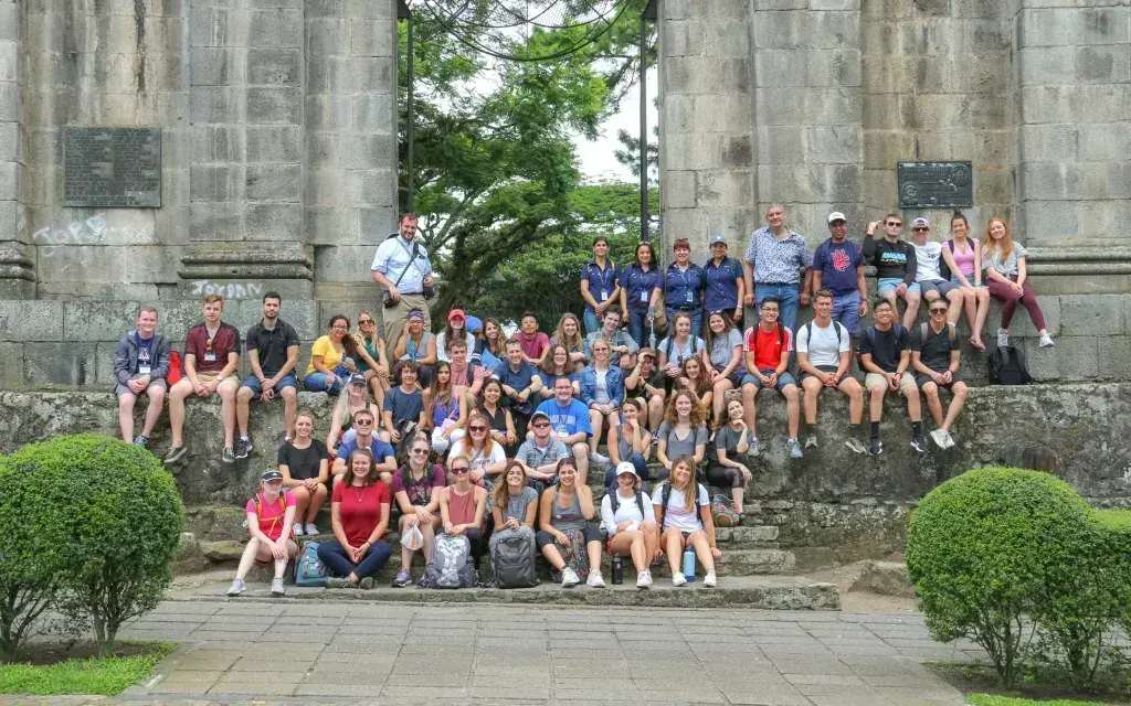 jóvenes posando frente a las ruinas de Cartago