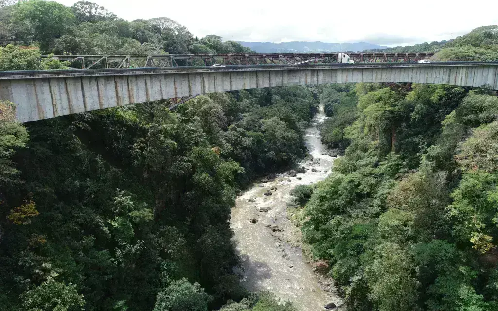puente con paisaje de río y montañas