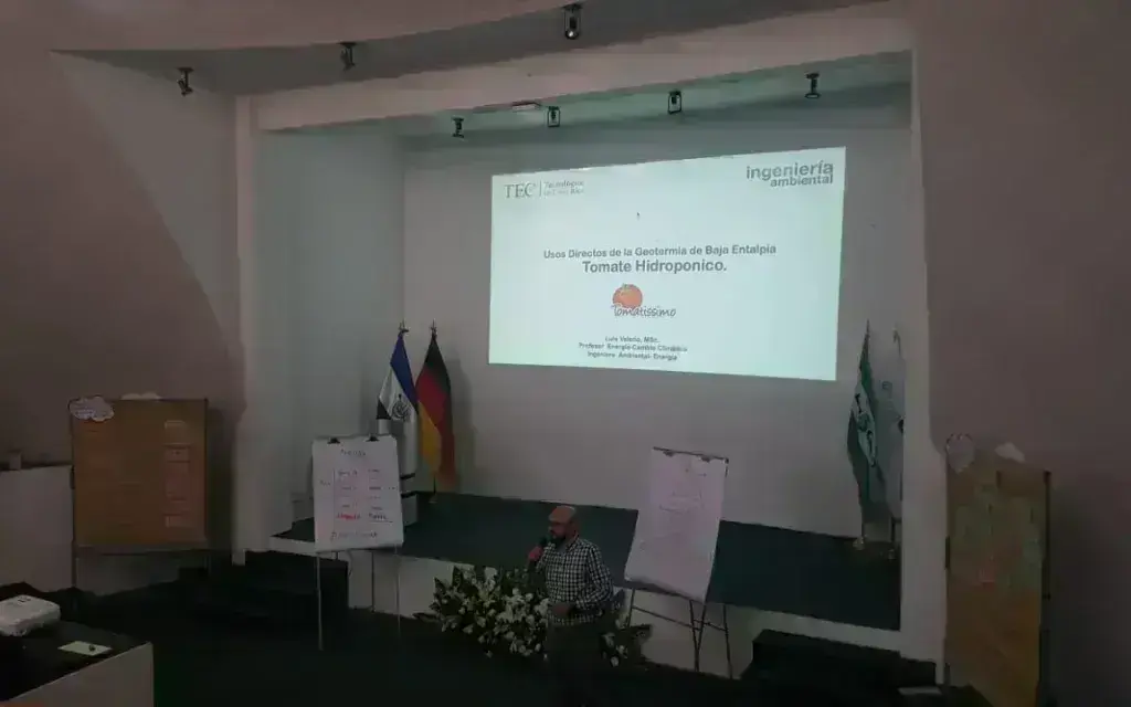 Ing. Luis Valerio durante la presentación de su ponenecia