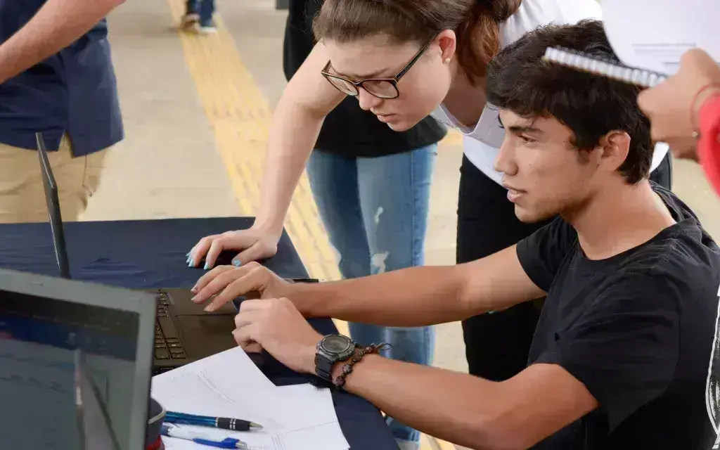 estudiantes con una computadora