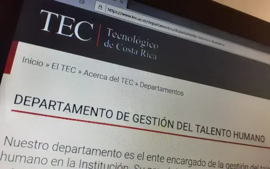 Pantalla de computadora con página web del Departamento de Gestión del Talento Humano.