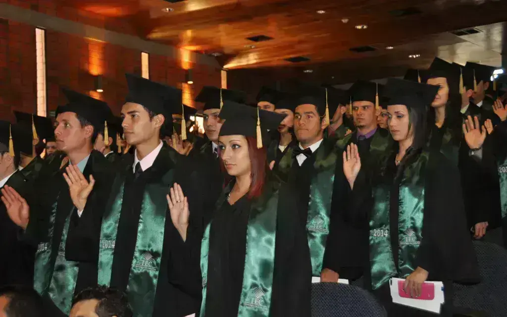 Estudiantes levantando la mano en juramentación.
