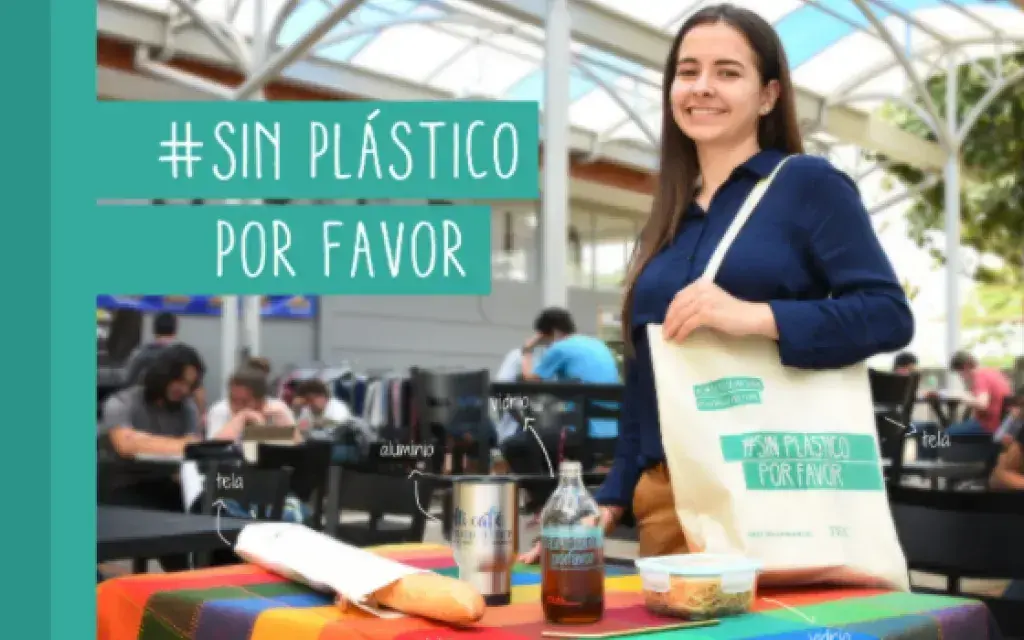 Mujer con una bolsa de tela y elementos que sustituyen el plástico de un solo uso