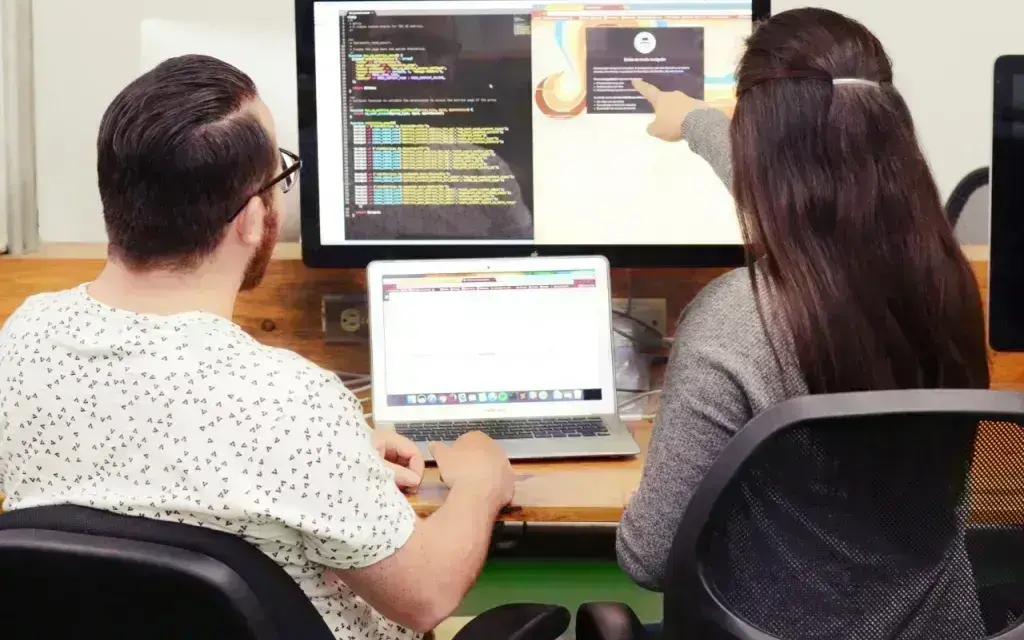 Personas trabajando juntas en oficina del TEC.